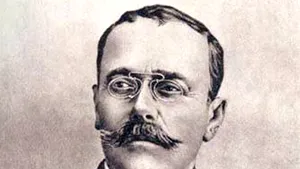 Caragiale înconjurat de D-l Goe, mamiţica, mam'mare şi tanti Miţa, în faţa primăriei din Ploieşti