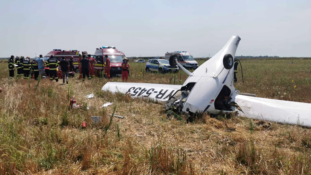 Un avion de mici dimensiuni s-a prăbuşit în Chitila. Două persoane sunt rănite
