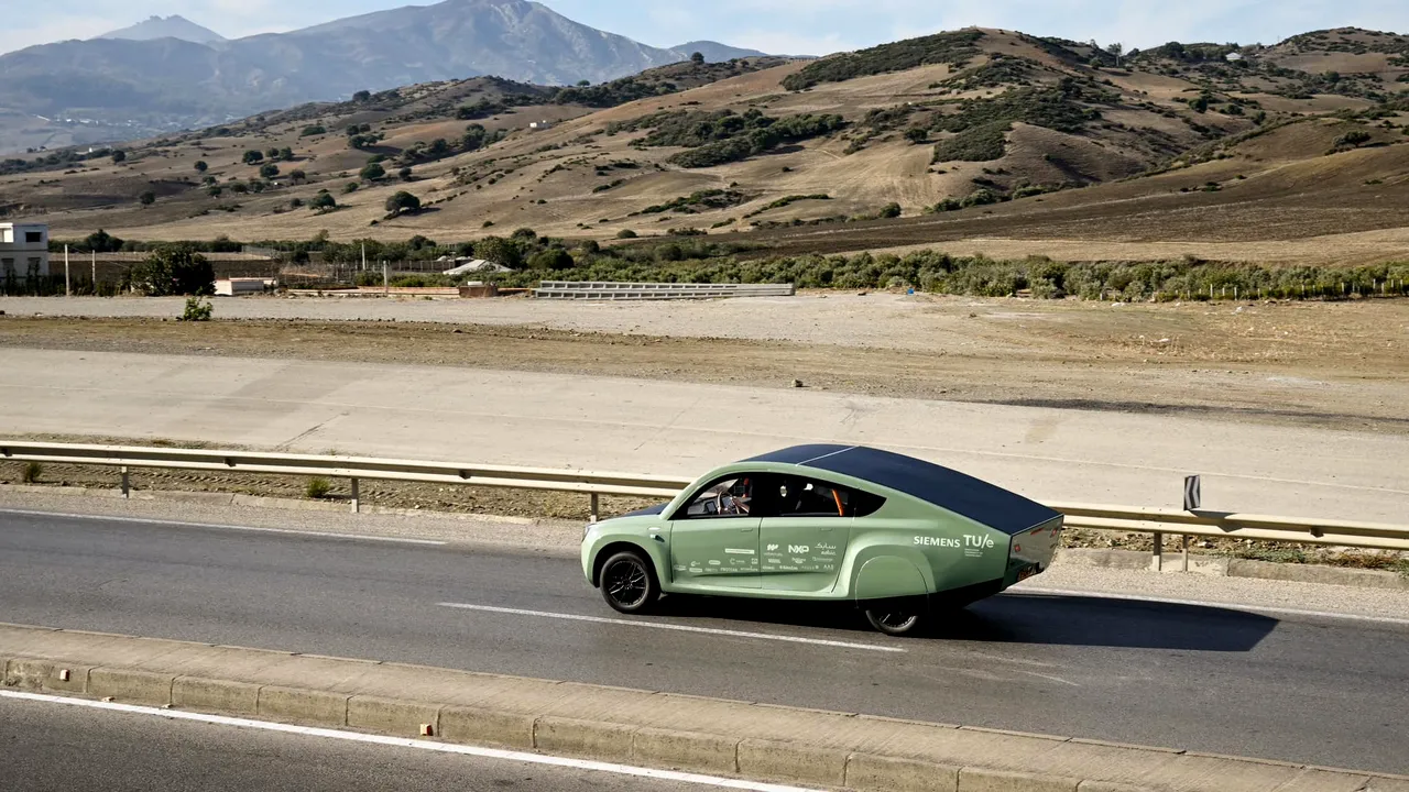 Inovaţie? Maşina ce se încarcă la soare. Stella Terra: Primul vehicul off-road alimentat cu energie solară din lume