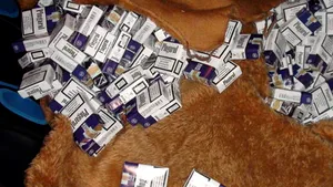 Peste 120.000 de ţigarete fără timbre fiscale găsite în maşina unui craiovean