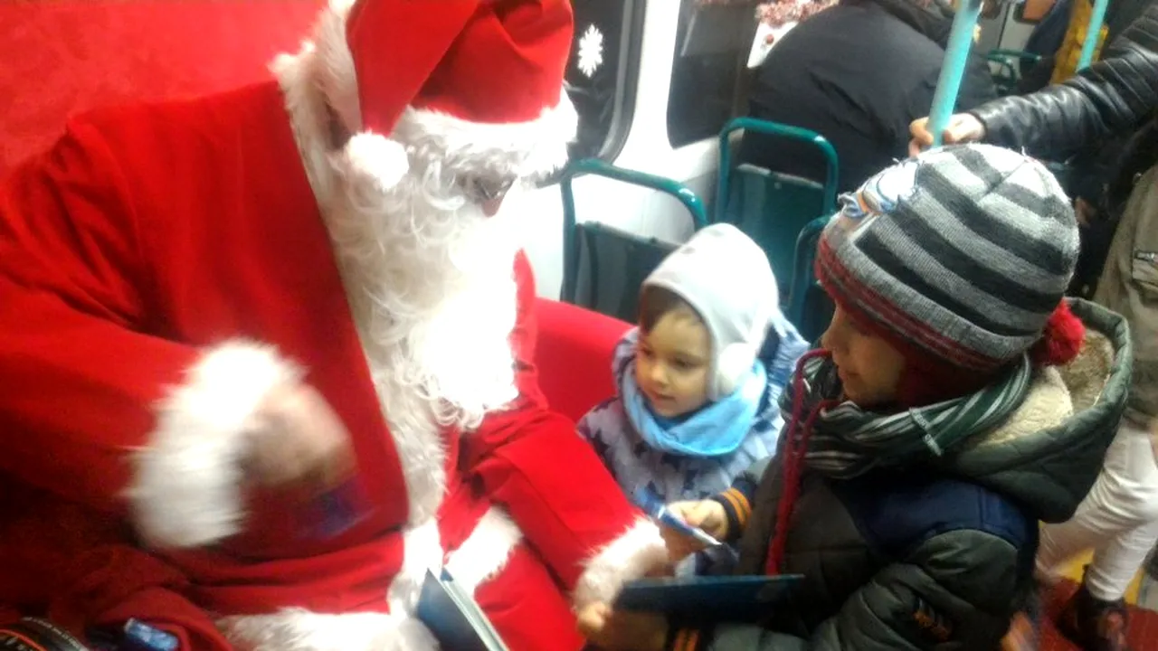 Copiii au primit dulciuri şi cărţi în Tramvaiul lui Moş Crăciun - FOTO