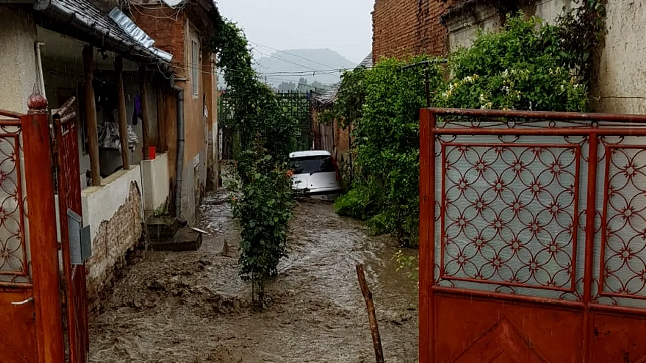 Ploi devastatoare în România. Peste o mie de oameni, fără energie electrică şi pietre căzute pe un drumuri/ Zeci de locuinţe şi drumuri inundate în Alba/ 5.260 de poliţişti acţionează duminică pe teren