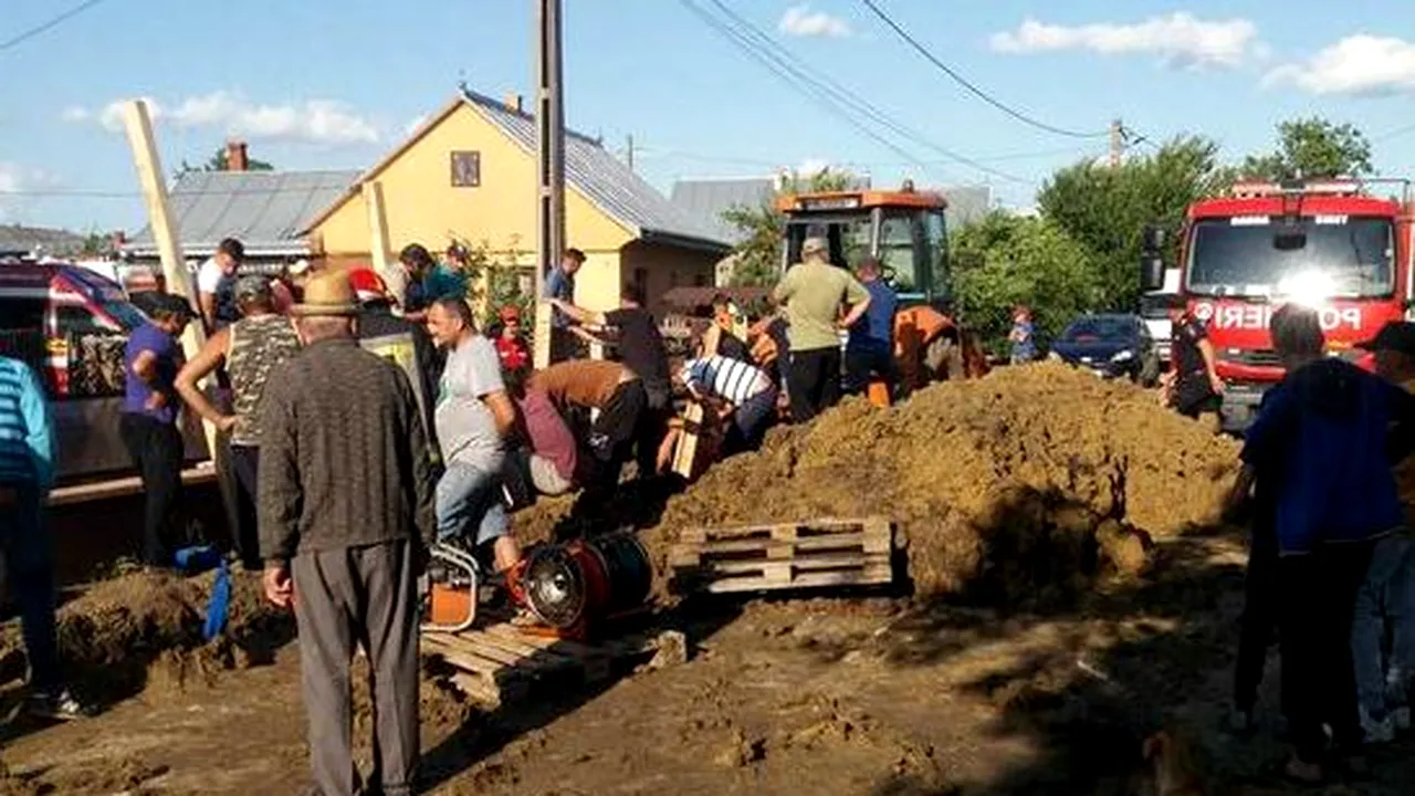 Muncitorii prinşi sub un mal de pământ în Suceava: Unul dintre bărbaţi a murit