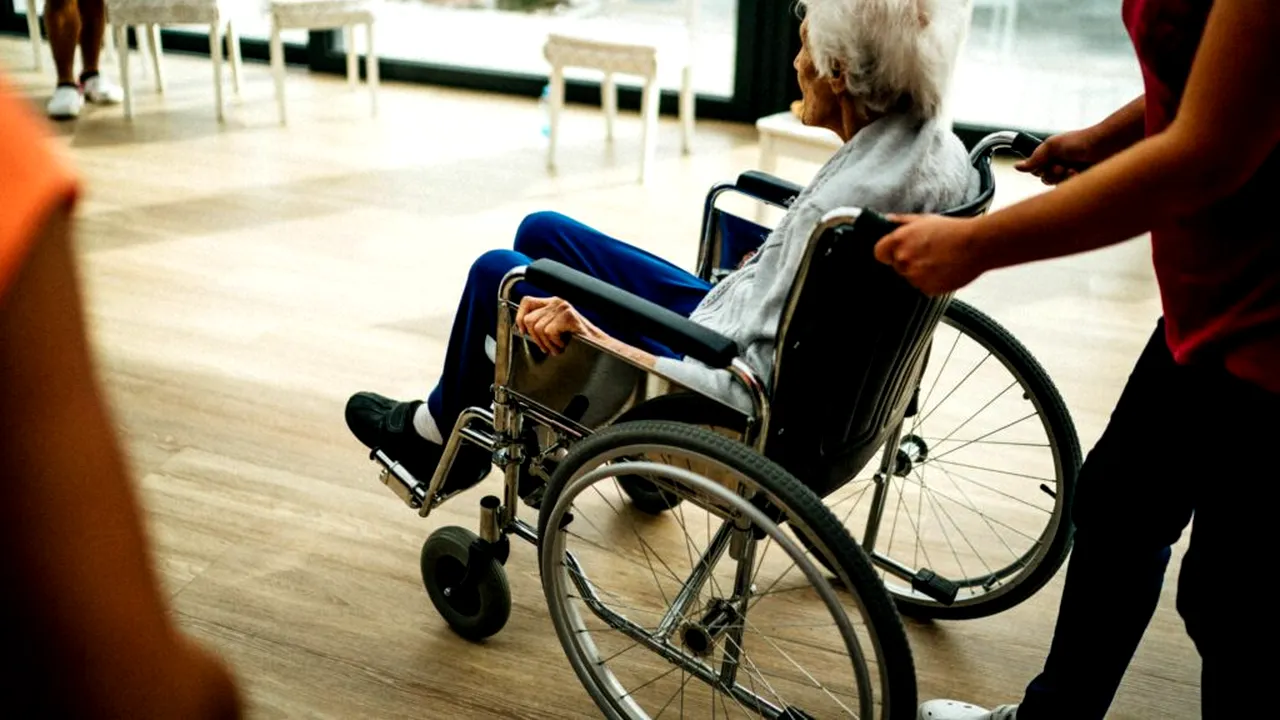 Furnizorii de servicii sociale avertizează: România riscă un colaps în îngrijirea vârstnicilor. Costul minim ajunge la 6.100 de lei pe lună