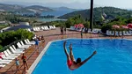Un copil cu dizabilități a fost exclus de la activitatea la piscină din tabără. Părinții i-au dat în judecată pe organizatori