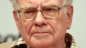 Un participant la o licitaţie caritabilă va plăti 2,63 miliarde dolari pentru a lua masa cu Buffett