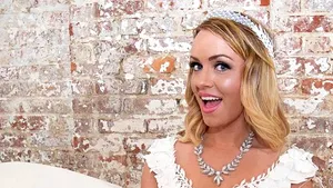 FOTO, VIDEO | A făcut o rochie de mireasă din HÂRTIE igienică şi a câştigat un premiu de 10.000 de dolari