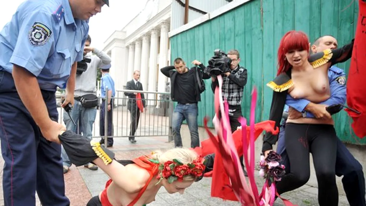 Protest topless în faţa Parlamentului ucrainean împotriva reformei pensiilor - FOTO