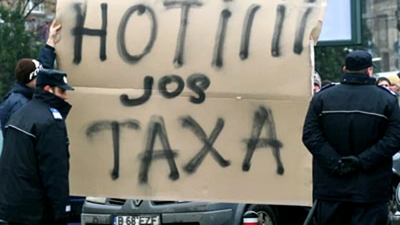 Peste o sută de timişoreni protestează în faţa Prefecturii faţă de taxa auto