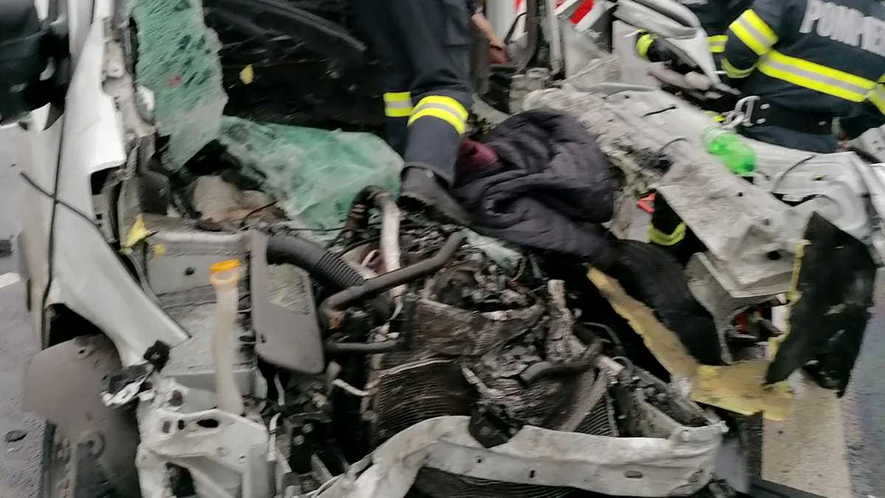 FOTO Accident pe autostrada A1, în Timiş, între o autoutilitară şi un TIR. Trafic rutier blocat