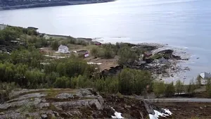 Un sat din Norvegia a ajuns în mare. Puternica alunecare de teren a fost filmată. VIDEO 