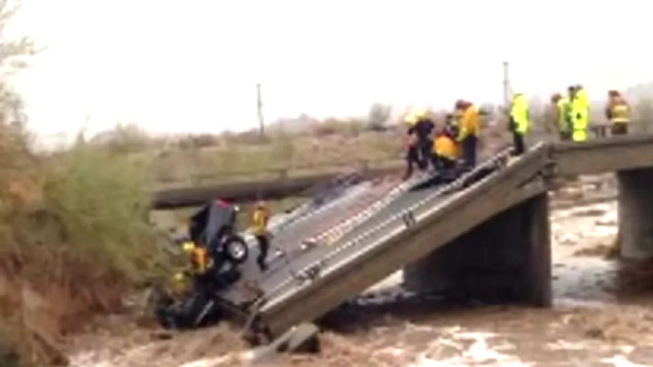 Un pod rutier s-a prăbuşit în California din cauza torentelor generate de ploi - VIDEO
