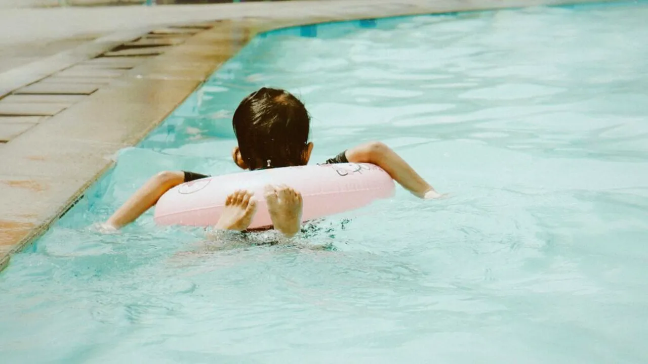 Copil cu dizabilități, exclus de la piscina taberei de vară. Părinții au dat în judecată organizatorii și au câștigat