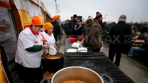 Spectacole folclorice şi fasole şi vin fiert pentru participanţii la ceremoniile de joi de la Iaşi