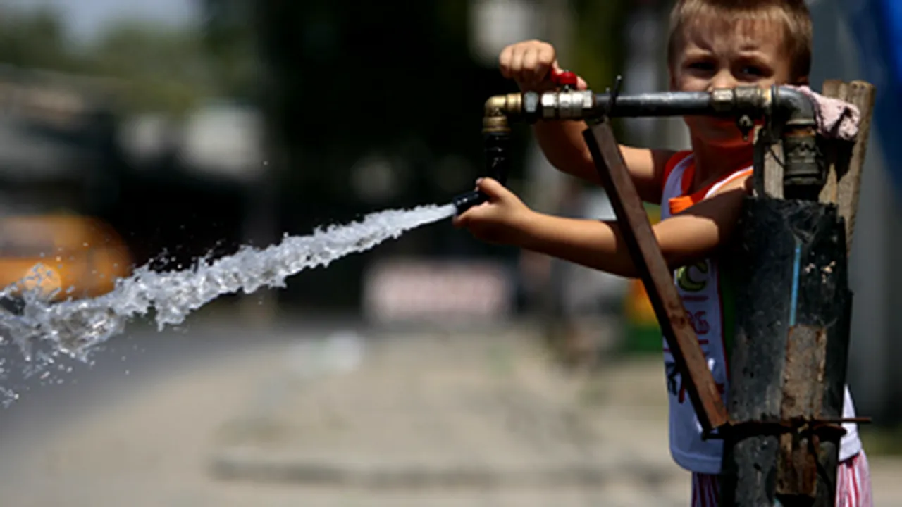 Canicula din Bucureşti, greu de suportat. Calitatea apei puţinelor cişmele este garantată public 
