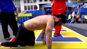 Motivul SFÂŞIETOR pentru care un veteran de război s-a târât până la linia de sosire a unui maraton. Spectatorii, uimiţi de ce s-a întâmplat în faţa lor, au filmat toată scena | VIDEO