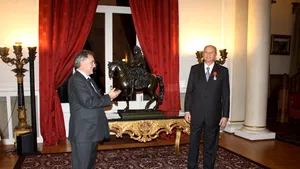 Profesorul Ioan Pânzaru, distins de preşedintele Franţei cu Legiunea de Onoare în grad de Cavaler 