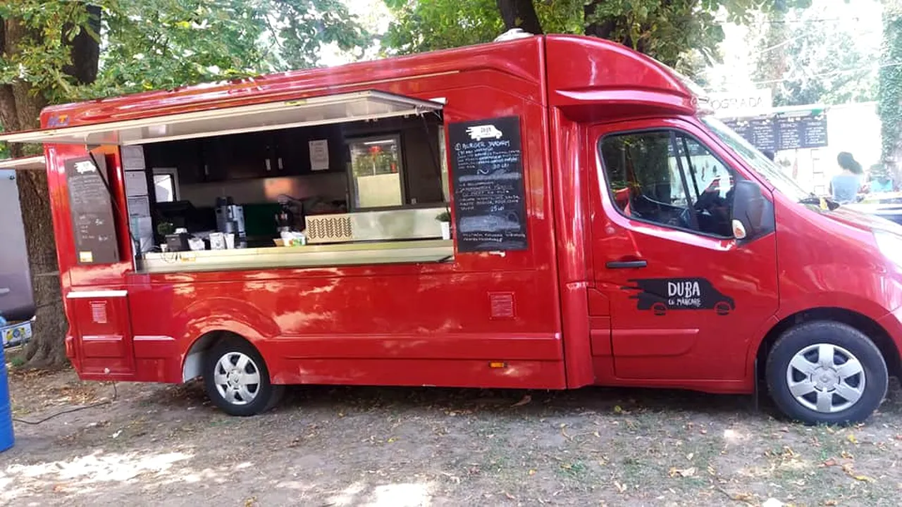 Burgeri „Jandarm”, cu carne bătută, sau „Jandarmeriţa picantă”, vândute într-o rulotă fast-food