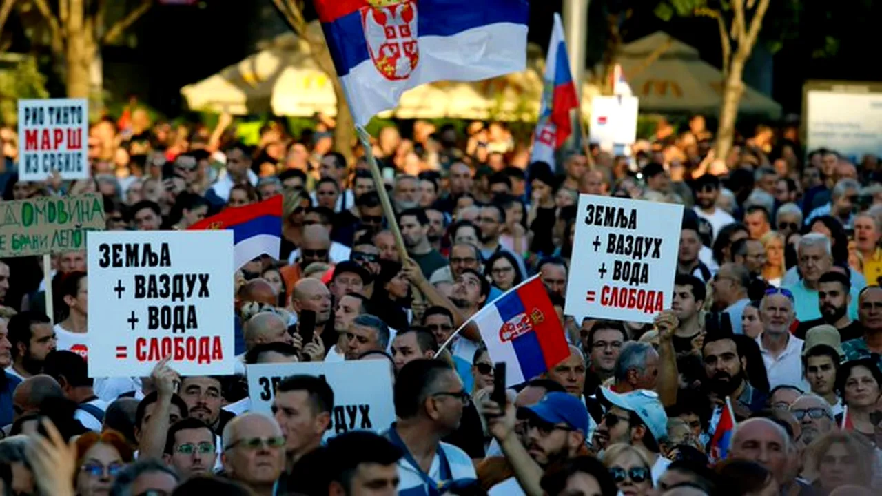 79 de protestatari arestați în Serbia. Manifestațiile împotriva lui Vucic continuă