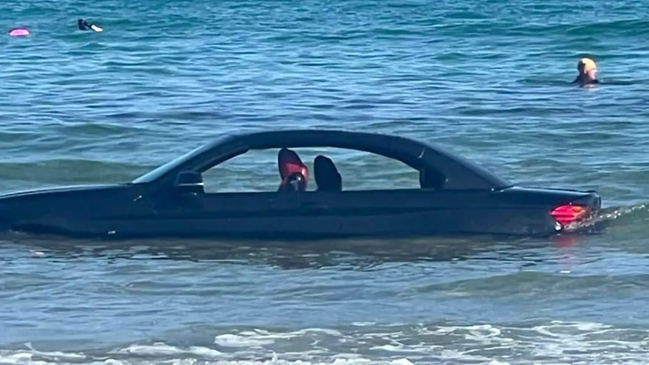 O maşină de 115.000 de euro, abandonată pe plajă, a devenit inutilizabilă după ce a ajuns în mare