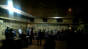 FOTO Câteva zeci de angajaţi de la Termocentrala Mintia refuză să intre la lucru 