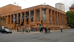 Marginalizat în România, PERFORMER în străinătate | Tânăr român cu deficienţe de auz, primul profesor în limbajul semnelor britanice din Scoţia