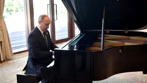 IMAGINILE ZILEI Vladimir Putin, surprins cântând la pian, înaintea întâlnirii bilaterale cu liderul chinez Xi Jinping