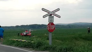 FOTO Trafic feroviar oprit în Neamţ după un accident. Un elicopter SMURD a aterizat pentru a prelua victimele