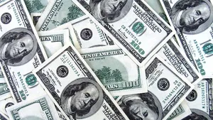 Dolarul a atins un nou record, de 4,2107 lei, în timp ce euro a scăzut la 4,4370 lei