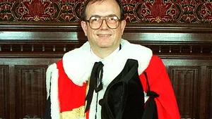 Un lord britanic demisionează în urma publicării unei înregistrări video în care prizează droguri - VIDEO