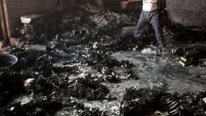 Aproximativ 50 de schelete carbonizate, descoperite într-o bază din apropiere de Tripoli. Victimele aparţin unui masacru comis marţi