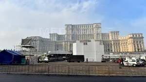 REVELION 2013 ÎN CAPITALĂ: Pieţele Constituţiei şi Revoluţiei, în pregătiri pentru noaptea trecerii dintre ani - FOTO  