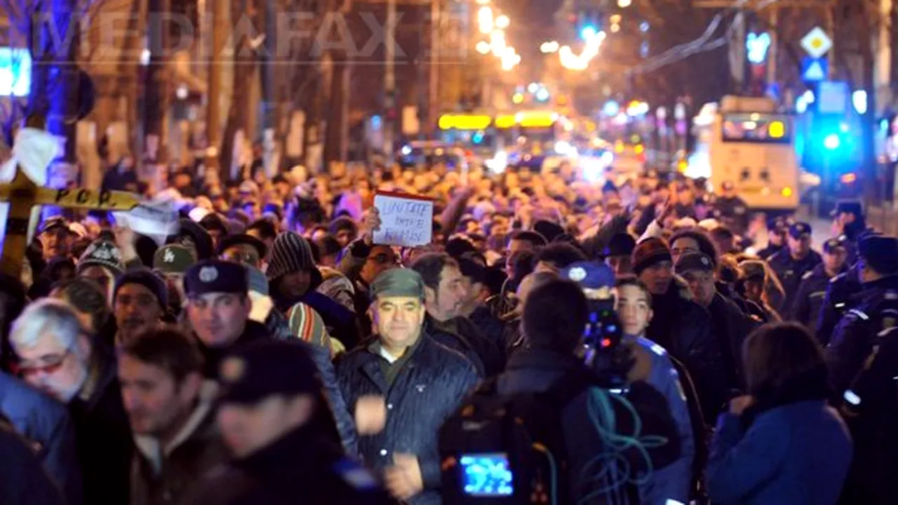 PROTEST la COTROCENI: Câteva SUTE de persoane au scandat lozinci împotriva preşedintelui Băsescu (FOTO şi VIDEO)