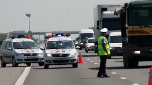 Şofer de TIR filmat în timp ce mergea pe contrasens pe autostradă şi ajutat să ajungă pe direcţia bună | VIDEO