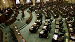 Camerele discută miercuri numirea lui Ungureanu la SIE, modificări în Comisiile SIE şi SRI