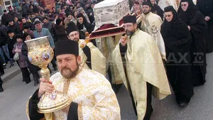 Vaslui: Procesiune pe străzile oraşului cu racla cu fostele veşminte ale Cuvioasei Parascheva