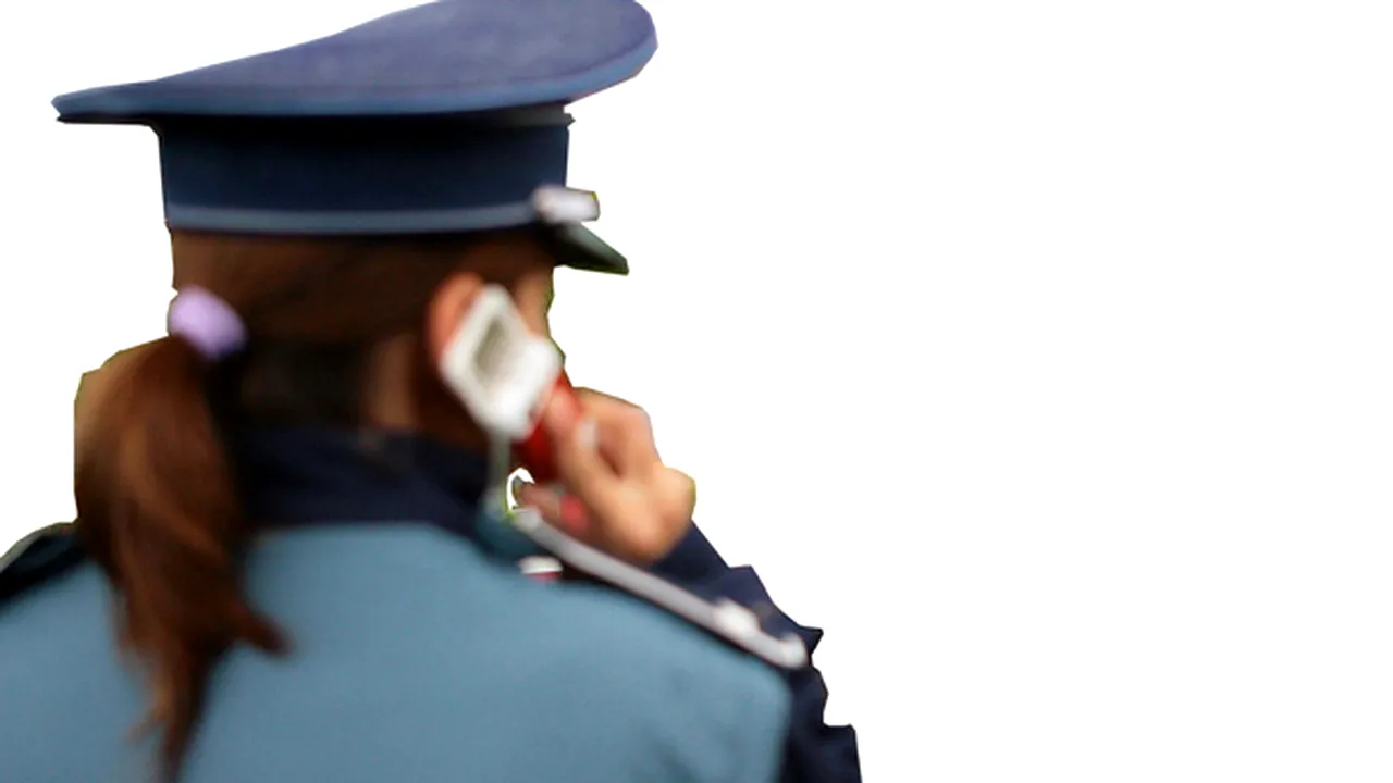 Poliţistă cercetată după ce a fost prinsă furând deodorante dintr-un supermarket