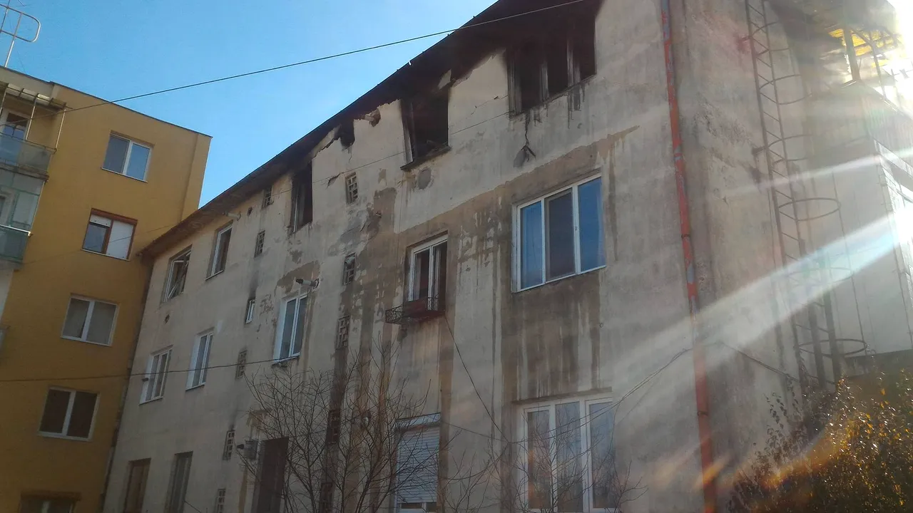 Un tânăr a fost rănit în urma unei explozii produse la o locuinţă din Cluj-Napoca. Locatarii, evacuaţi/ Tânărul va fi transportat la un spital de arşi

