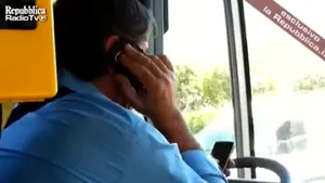 Conducea cu coatele un autobuz în timp ce mâinile îi erau ocupate cu două telefoane - VIDEO