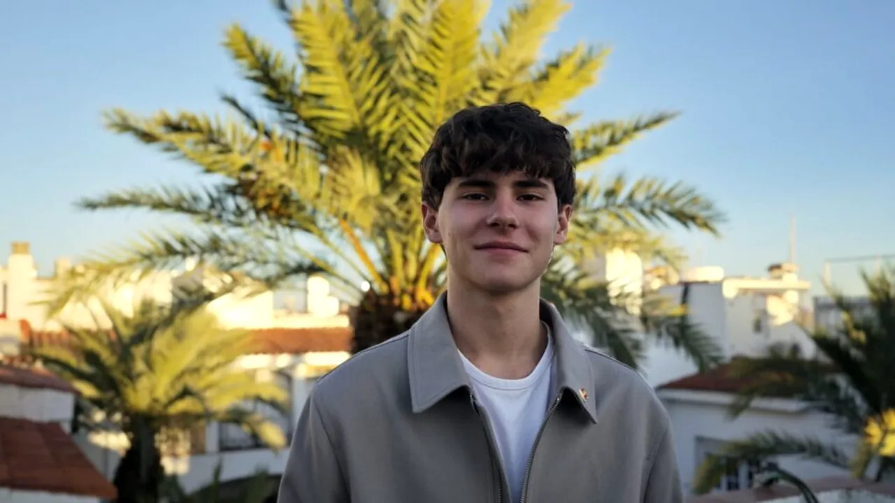 Are 15 ani, este pe jumătate român și locuiește în regiunea Barcelonei. Am povestit cu Eric Bernalte Voinea despre alegerile și partidele spaniole, dar și despre generația care vrea să aibă un cuvânt în societatea de azi