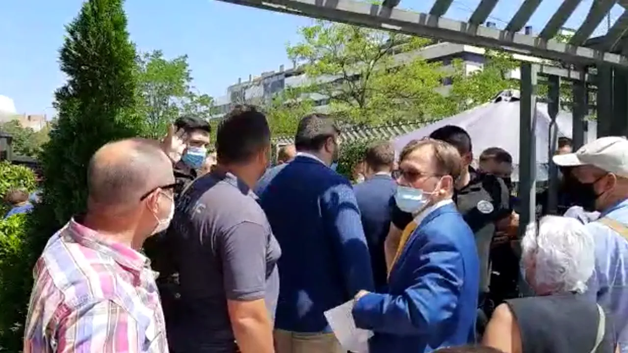 VIDEO Alegeri interne cu scandal. Aproximativ 100 de liberali, opriţi la intrarea hotelului unde avea loc şedinţa electorală PNL Spania