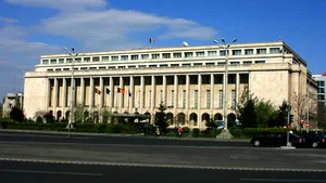 Aproximativ 10.000 de angajați din sectorul public cumulează pensia cu salariul