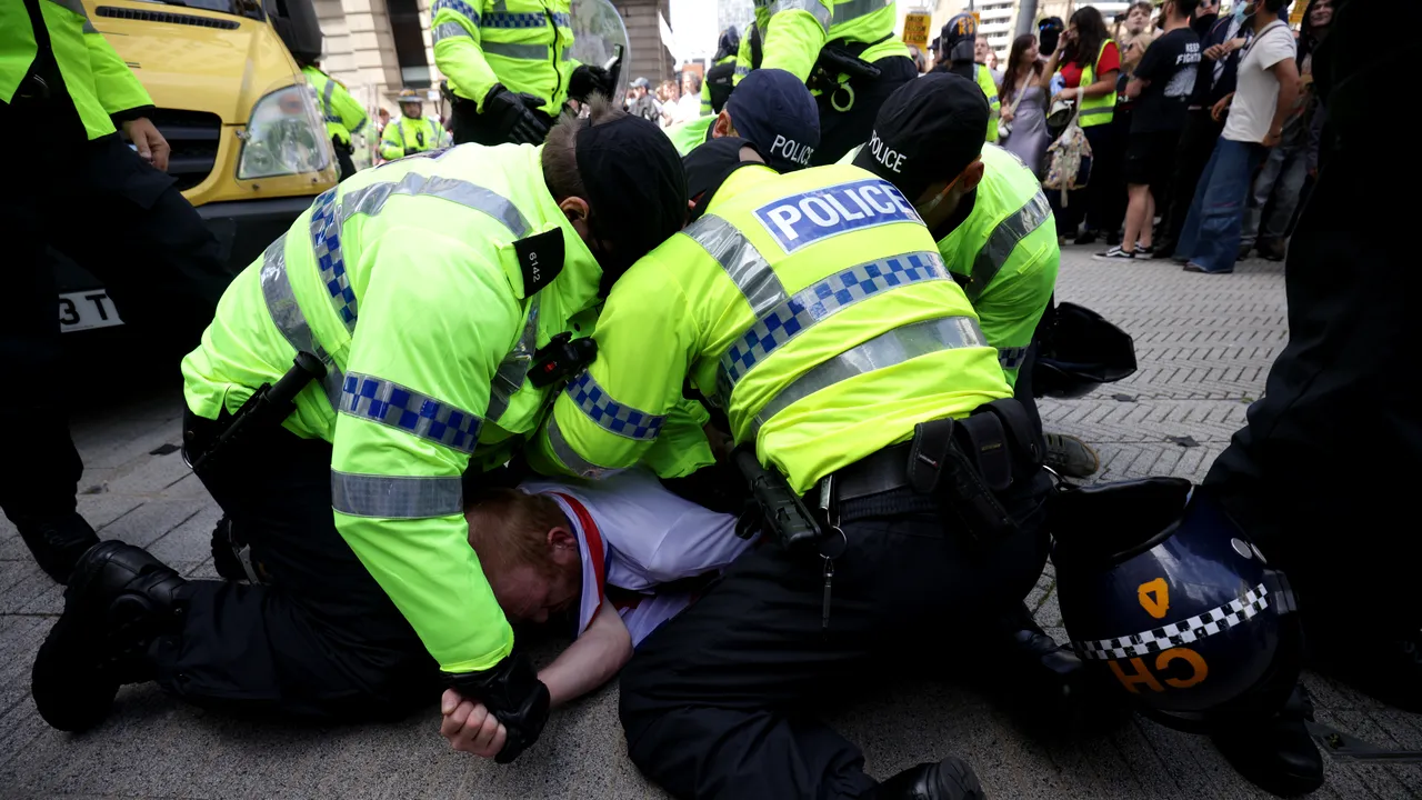 Fierbe Marea Britanie. Peste 90 de persoane arestate în urma protestelor violente anti-migraţie
