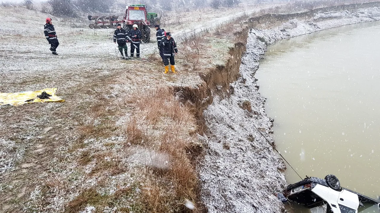 Un bărbat a plonjat cu maşina în râul Argeş. Fiul său, în vârstă de 13 ani, a murit | FOTO