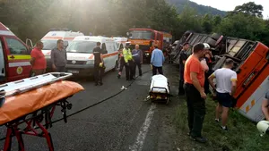 FOTO, VIDEO | Autocar cu 36 de persoane, RĂSTURNAT între Râşnov şi Pârâul Rece. UPDATE Raed Arafat: Printre răniţi nu se află copii/ Ambulanţe din Prahova, Covasna şi Sibiu, chemate să intervină