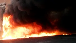 Maşini ale poliţiei, atacate cu pietre sau incendiate de tineri în Belfast