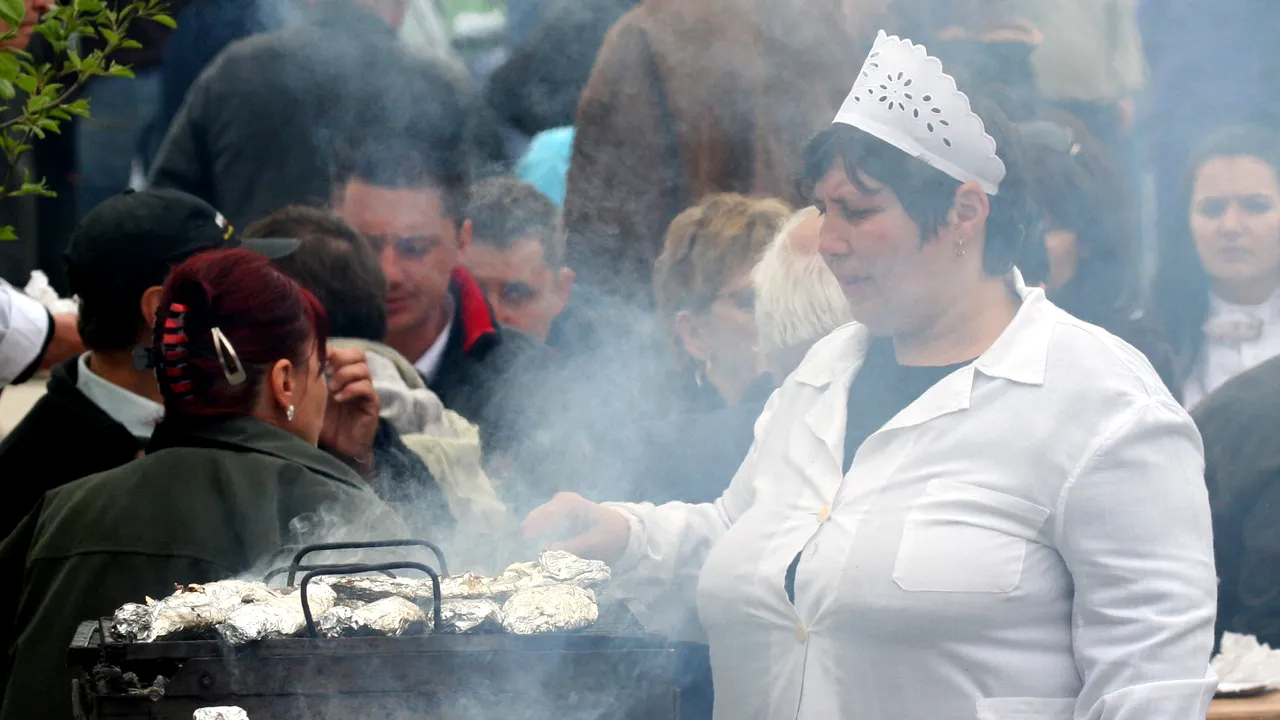 Aglomeraţie pe malul Dunării. Gălăţenii participă la Festivalul Scrumbiei