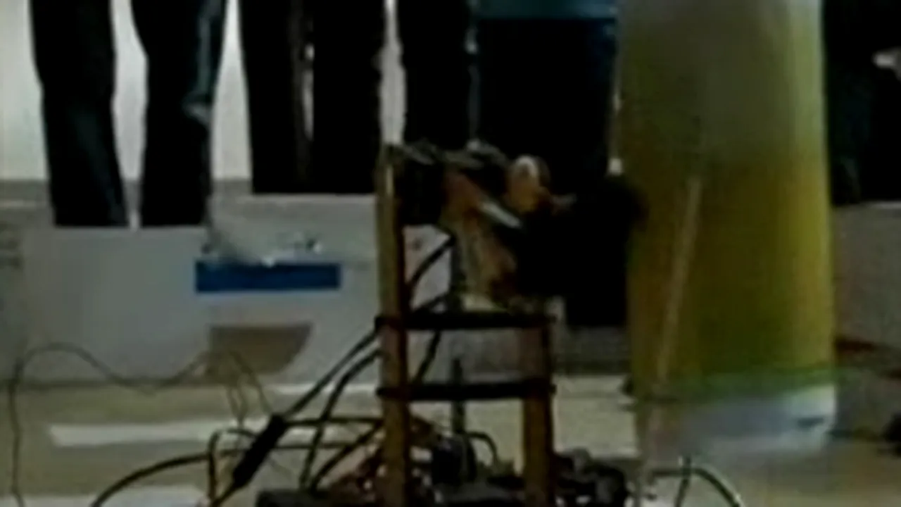 Studenţii clujeni au inventat robotul care aduce berea (Video)