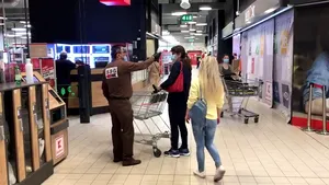 Guvernul Ungariei vrea mai mulţi bani de la supermarketurile străine