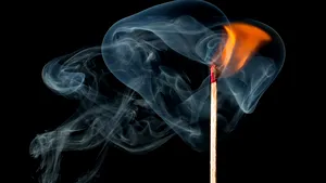 Furie oarbă: Un bărbat din Bistriţa este acuzat că a incendiat două locuinţe pentru a-şi ucide iubita